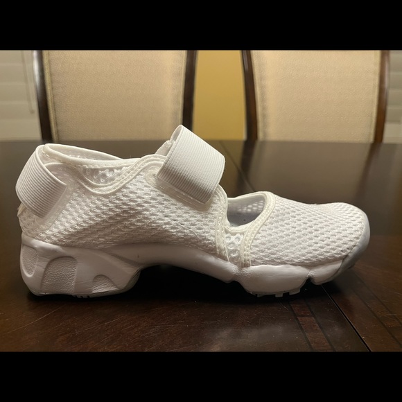 New Nike Air Rift Triple White Sandals Shoes Size US 6.5 W / 5Y - Picture 7 of 12